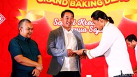 Chef Juna memberikan hasil masakannya kepada Managing Director PT WinCheez Nakim Hardja di acara tersebut. Ratusan emak emak tampak antusias menyaksikan aksi masak Chef ternama Juna Rorimpandey pada acara Grand Baking Demo yang diselenggarakan oleh PT WinCheez di Hotel Ciputra, Jakarta Barat, Sabtu (14/3/2020).