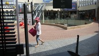 Guna mencegah penyebaran virus corona, Perdana Menteri Israel, Benjamin Netanyahu mengumumkan bahwa sekolah, universitas, restoran, dan tempat hiburan akan ditutup untuk sementara waktu. Warga pun diimbau untuk mengurangi aktivitas di luar ruangan. AP Photo/Ariel Schalit. Guna mencegah penyebaran virus corona, Perdana Menteri Israel, Benjamin Netanyahu mengumumkan bahwa sekolah, universitas, restoran, dan tempat hiburan akan ditutup untuk sementara waktu. Warga pun diimbau untuk mengurangi aktivitas di luar ruangan. AP Photo/Ariel Schalit.