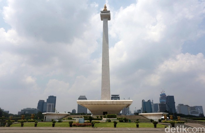 Monas jadi salah satu objek wisata yang ditutup guna cegah penyebaran corona di wilayah Jakarta. Yuk, lihat suasana di Monas yang kini sunyi dari pengunjung.