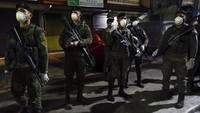 Para petugas kepolisian dan tentara bersiaga di sejumlah pos pemeriksaan saat menjaga kawasan Manila yang tengah lockdown guna mencegah penyebaran virus corona.