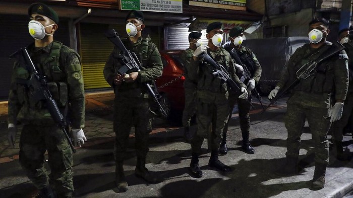 Ribuan polisi beserta tentara dikerahkan untuk amankan kawasan Manila yang mulai dikunci hari ini, Minggu (15/3). Lockdown dilakukan guna mencegah virus corona.