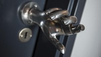 Gagang pintu kamar hotel ini pun unik lho. Gagang pintu kamar hotel Pestana CR7 Funchal tersebut diketahui merupakan cetakan tangan Christiano Ronaldo.