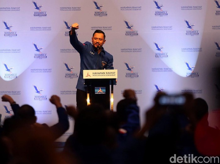 Agus Harimurti Yudhoyono (AHY) resmi menjadi Ketum Partai Demokrat 2020-2025. Ia menggantikan ayah kandungnya, Susilo Bambang Yudhoyono (SBY).
