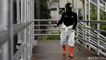 Aksi Petugas Menyemprotkan Disinfektan di Ruang Publik