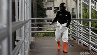 Penyemprotan disinfektan di ruang publik itu jadi salah satu langkah yang dilakukan guna mencegah penyebaran virus corona yang kian meluas.