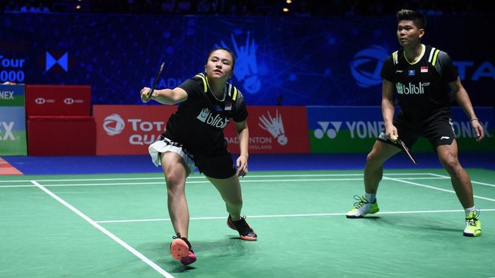 Indonesias Praveen Jordan and Indonesias Melati Daeva Oktavianti (black jerseys) play against Englands Marcus Ellis and Englands Lauren Smith (unseen) during their All England Open Badminton Championships mixed doubles semi-final match in Birmingham, central England, on March 14, 2020. (Photo by Oli SCARFF / AFP)