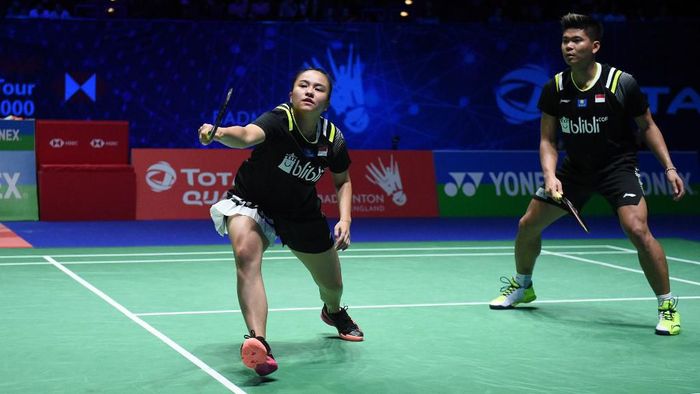 Praveen/Melati Indonesias Praveen Jordan and Indonesias Melati Daeva Oktavianti (black jerseys) play against Englands Marcus Ellis and Englands Lauren Smith (unseen) during their All England Open Badminton Championships mixed doubles semi-final match in Birmingham, central England, on March 14, 2020. (Photo by Oli SCARFF / AFP)