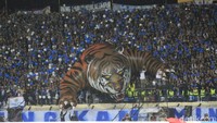 Maung Bandung diarak-arak penonton di tribun Stadion Si Jalak Harupat (Foto: Yudha Maulana/detikcom)