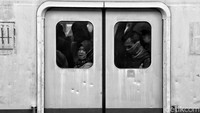 Sejumlah warga tampak mengenakan masker saat beraktivitas menggunakan kereta commuter line di kawasan Jakarta.