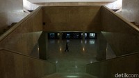 Bagian dalam Monas pun tampak sepi dan hanya terlihat seorang petugas yang tengah memeriksa kondisi di dalam bangunan tersebut.