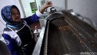 Proses pembuatannya memakan waktu kurang lebih 1 setengah jam dengan menggunakan mesin vakum frying.