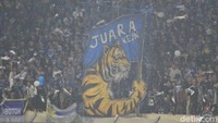 Para penggemar Persib Bandung turut memeriahkan perayaan ulang tahundengan suguhan banner Maung Bandung juara (Foto: Yudha Maulana/detikcom)