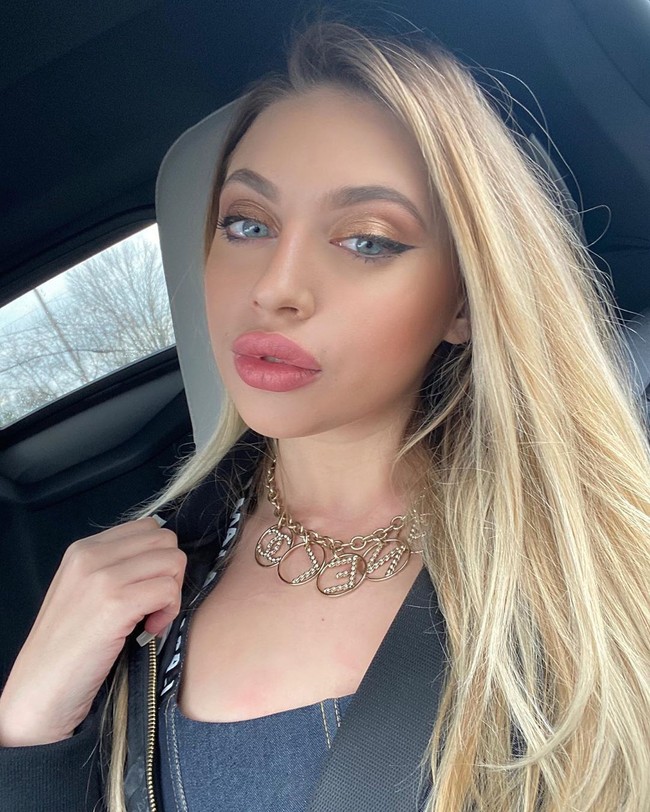 Influencer Ava Louise dikritik secara online setelah ia mengunggah video dirinya menjilati kursi toilet ke platform media sosial populer TikTok. Ia pun disebut netizen menjijikkan. Foto: Instagram