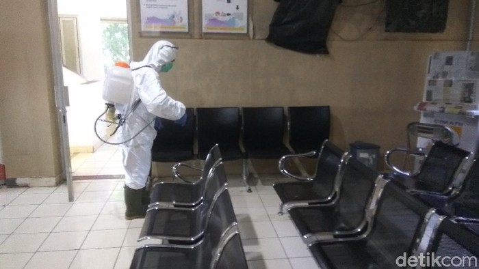 Penyemprotan Disinfektan di CImahi