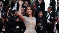 Olga Kurylenko memerankan Camille Montes, anak dari korban pembunuhan oleh Jenderal Medrano. Foto: Getty Images