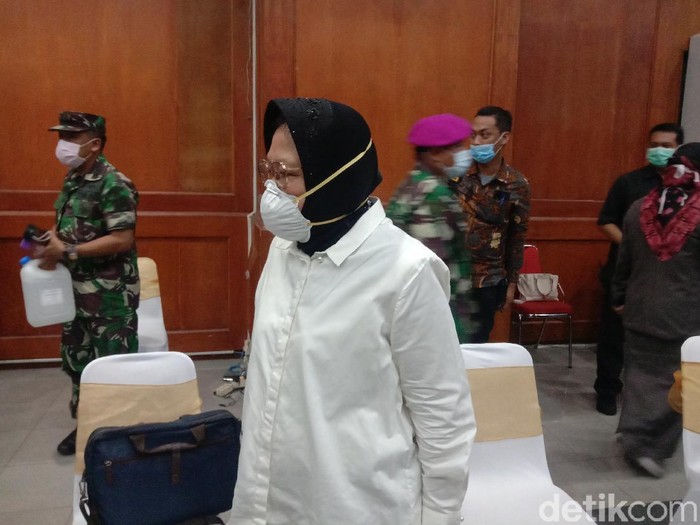 Pemkot Surabaya menggelar rapat penanganan virus corona di Gedung Sawunggaling, Surabaya. Seluruh peserta dan undangan yang hadir wajib menggunakan masker.