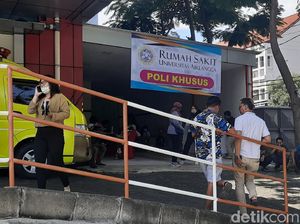 Puluhan Orang Mengantre di Poli Khusus Virus Corona RS Unair