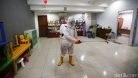 Petugas PMI itu melakukan penyemprotan dengan mengenakan pakaian khusus.