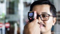 Pengecekan suhu tuhuh itu menggunakan thermal gun.