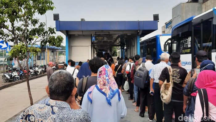Antrean panjang di Halte Puri Beta 2 Ciledug
