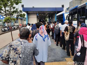 Antrean Panjangnya Viral! Ini Cerita Penumpang di Halte TransJ Puri Beta 2