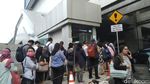 Potret Antrean Penumpang Meluber hingga Keluar Stasiun MRT