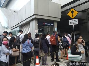 Video Antrean Penumpang MRT di St Fatmawati Saat Operasional Dibatasi