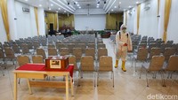 Seluruh ruangan para jemaat beribadah disemprot cairan tersebut.