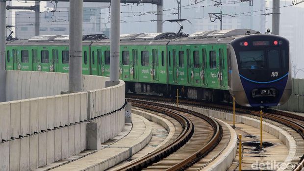 Jadwal operasional MRT dipersingkat untuk mencegah penyebaran virus corona. Pagi ini, terjadi antrian panjang di Stasiun MRT Fatmawati, Jakarta, Senin (16/3).