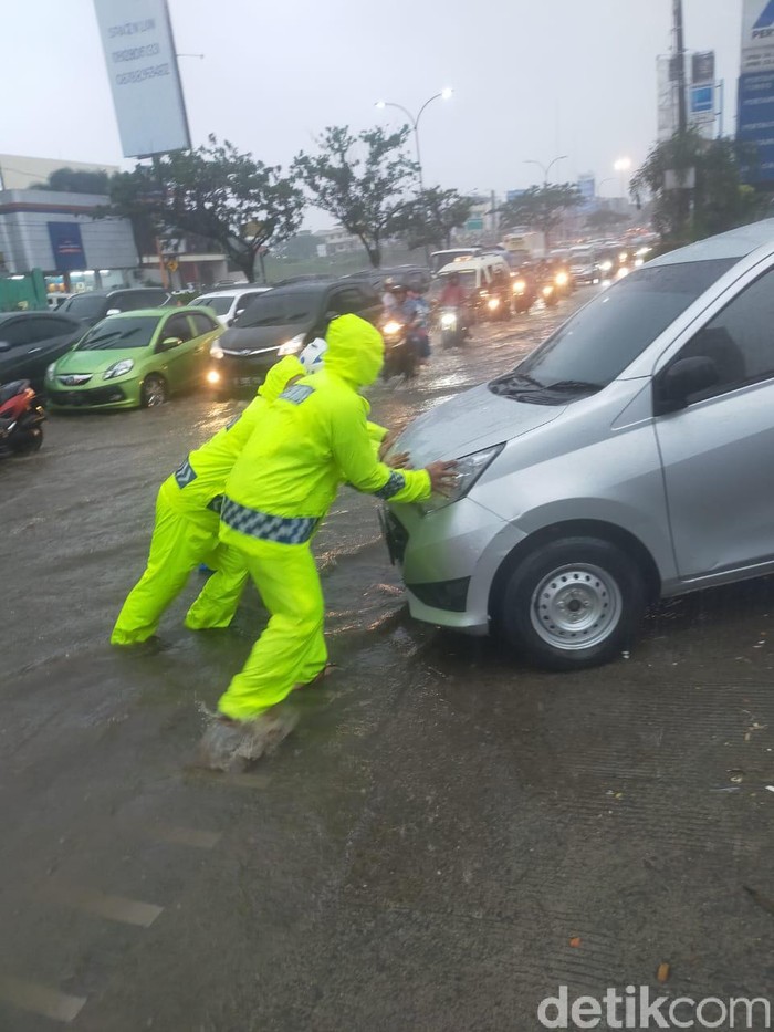 Banjir sempat terjadi di Jalan Margonda Depok (dok. Istimewa)