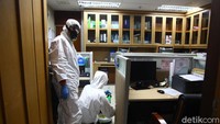 Setiap sudut ruangan disemprot cairan tersebut.