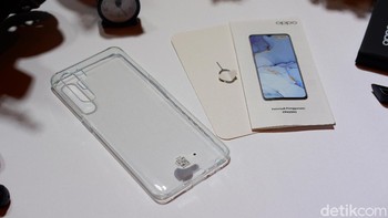 Ada silicon case transparan, SIM Card ejector, buku petunjuk. Foto: Adi Fida Rahman/detikINET