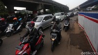 Akibatnya banyak warga yang naik kendaraan pribadi.
