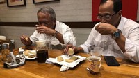 Agaknya, Menhub Budi Karya juga pencinta kuliner Indonesia. Tampak pada foto ia tengah menyantap pempek makanan khas Palembang yang disajikan dengan kuah cuko. Foto: Instagram @budikaryas
