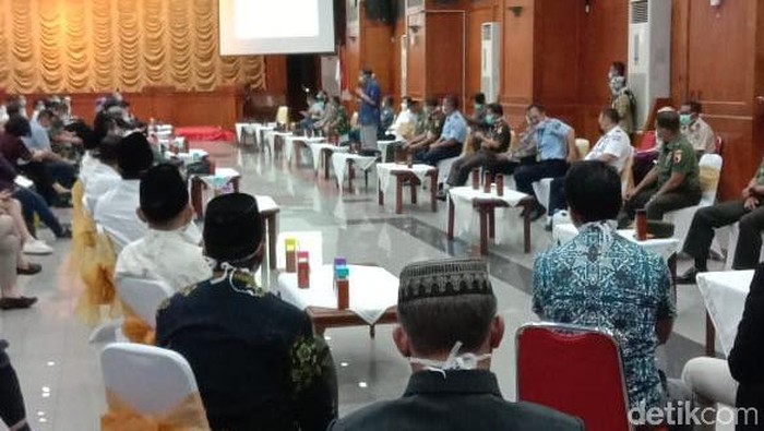 Pemkot Gelar Rapat Penanganan Corona, Ratusan Peserta Pakai Masker