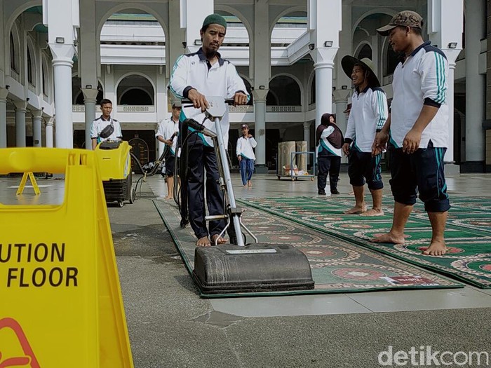 Pengelola Masjid Al Akbar Surabaya menggelar apel kesiapagaan mencegah penyebaran virus corona. Salah satu kegiatan yang dilakukan yakni membersihkan sejumlah karpet masjid.