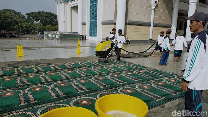 Pengelola Masjid Al Akbar Surabaya akan menyiapkan alat pengukur suhu tubuh atau thermal detector dan hand sanitizer saat salat jumat. Upaya tersebut dilakukan untuk mencegah penyebaran virus corona.