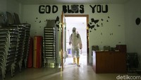 GBI Altar Filadelfia Jakarta disemprot disinfektan, Senin (16/3/2020).