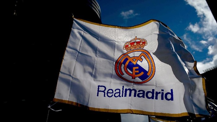 MADRID, SPAIN - JANUARY 31: A Real madrid flag flutters displayed at a merchandaising stall at Estadio Santiago Bernabeu outdoors before the La Liga match between Real Madrid CF and Real Sociedad de Futbol  on January 31, 2015 in Madrid, Spain.  (Photo by Gonzalo Arroyo Moreno/Getty Images)