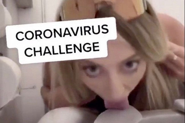 Wanita berusia 22 tahun ini berbagi video di TikTok dimana ia menjilati kursi toilet dengan mengunggah tulisan coronavirus challenge. Video yang tampaknya dibikin di toilet pesawat itu kini telah dilihat lebih dari dua juta kali sejak pertama kali diunggah pada Sabtu (14/3/2020). Foto: Instagram
