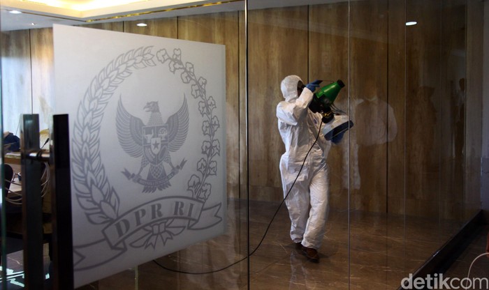 Guna mencegah penyebaran virus Covid-19, Sekretariat DPR melakukan penyemprotan cairan disinfektan di Kompleks Parlemen, Senayan, Jakarta, Senin (16/3/2020). Penyemprotan ini bertujuan agar Kompleks Parlemen terhindar dari virus corona sehingga penyebarannya tidak meluas ke wilayah lain.