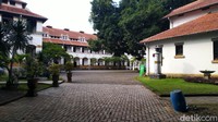 Petugas keamanan yang ada di Lawang Sewu mengatakan, hari Minggu malam masih cukup ramai pengunjung dan pengumuman penutupan itu mulai diberlakukan hari ini.