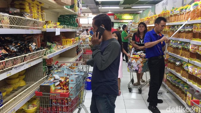 Suasana Pasar Swalayan di Tengah Panik Corona