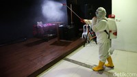 Penyemprotan disinfektan dilakukan oleh petugas PMI.