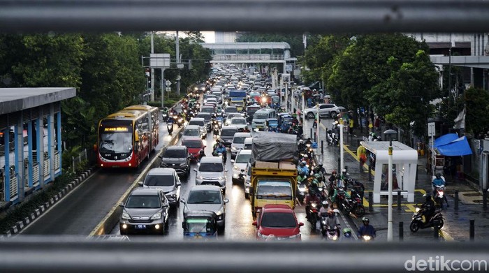 Kendaraan mengalami kemacetan di Jalan Salemba Raya, Jakarta Pusat, Senin (16/3/2020). Pemprov DKI Jakarta hari ini tidak memberlakukan aturan ganjil genap, untuk mengatasi penyebaran virus corona.
