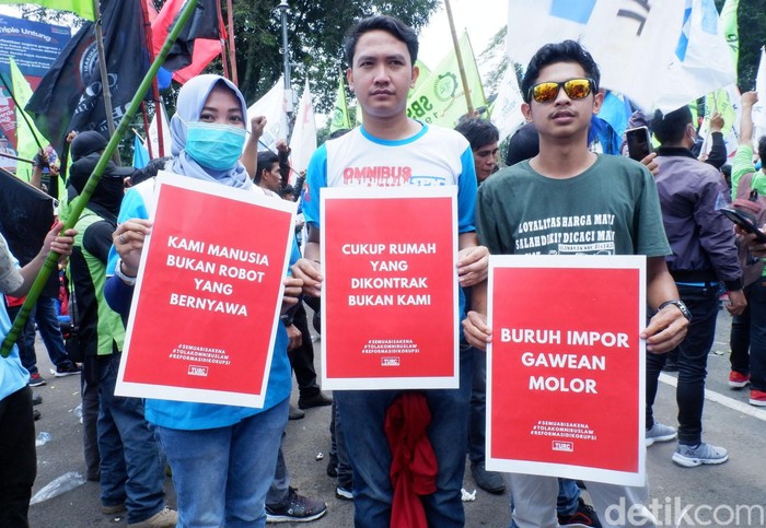 Massa buruh yang tergabung dalam aliansi buruh se-Jawa Barat memadati area depan Gedung Sate Jalan Diponegoro, Senin (16/3/2020). Mereka Berunjukrasa menolak Rancangan Undang-undang (RUU) Omnibus Law Cipta Kerja.