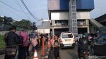 Potret Antrean Penumpang Meluber hingga Keluar Stasiun MRT