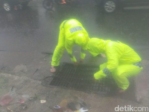 Jalan Margonda Depok Depan Metrostater Banjir Sebetis, Sempat Bikin Macet