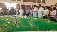 Kepala BKPM Bahlil Lahadalia didampingi Direktur Utama Pelindo III Doso Agung beserta Komisaris AKR Korporindo Agus Martowardojo, serta jajaran Direksi JIIPE mengunjungi kawasan industri Java Integrated Industrial and Port Estate (JIIPE) di Gresik, Jawa Timur, Sabtu (14/3/2020). Dok. BKPM Istimewa