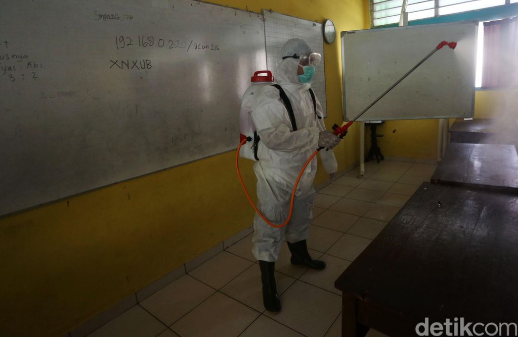 Petugas PMI melakukan penyemprotan disinfektan di SMP 216 dan SMA 68 Jakarta, Senin (16/3/2020). Hal ini dilakukan guna mencegah penyebaran virus corona.